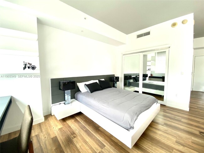 Building Photo - 133 NE 2nd Ave