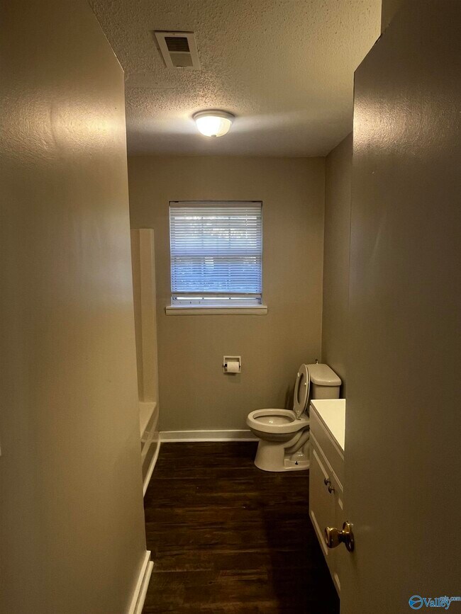 Foto del edificio - 151 Forest Valley Dr