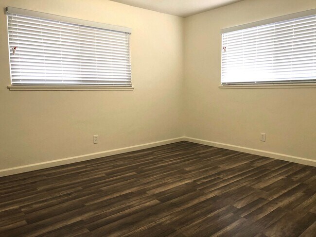 Building Photo - HALLOWEEN SPECIAL - 2 WEEKS FREE RENT!!Tur...