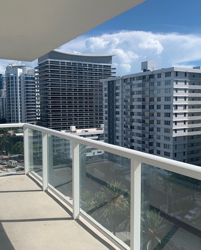 Collins balcony - 5750 Collins Ave