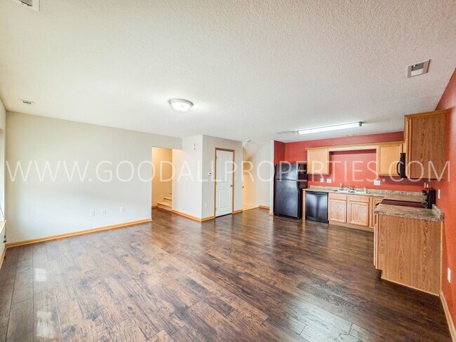 Foto del edificio - Bright & Spacious Waukee Townhome Near Dining, Shopping & Entertainment and attached 2-car garage