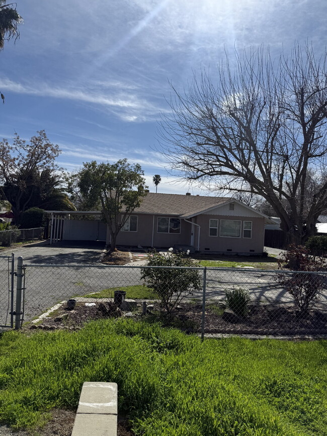 Building Photo - Charming 3-bedroom, 2-bathroom home locate...