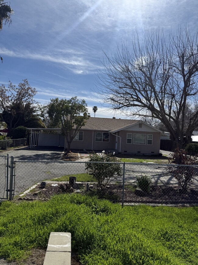 Building Photo - Charming 3-bedroom, 2-bathroom home located in the heart of Brentwood