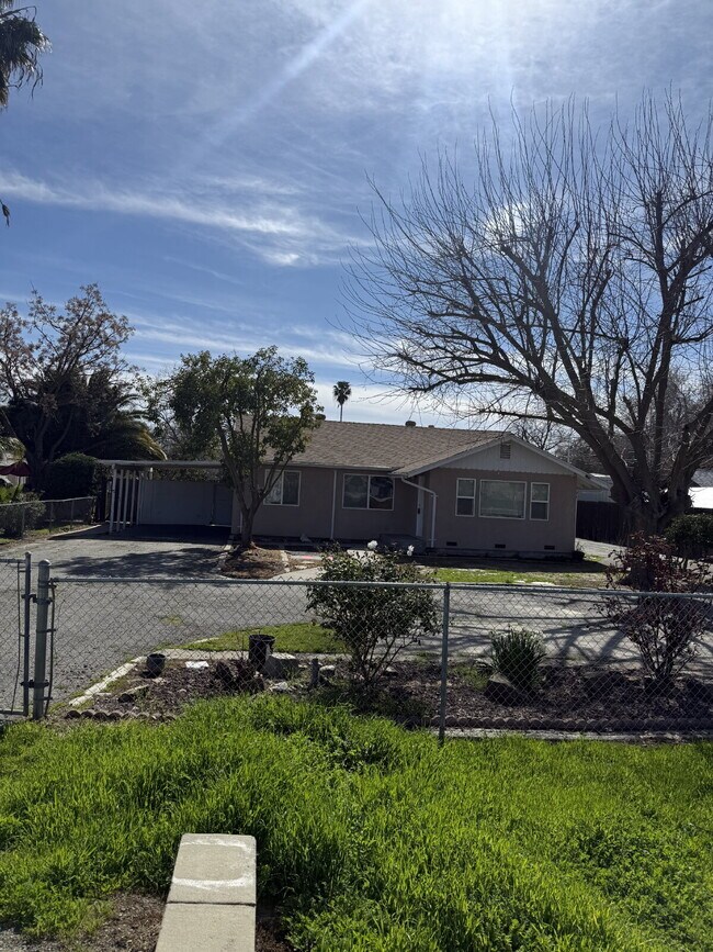 Foto del edificio - Charming 3-bedroom, 2-bathroom home located in the heart of Brentwood