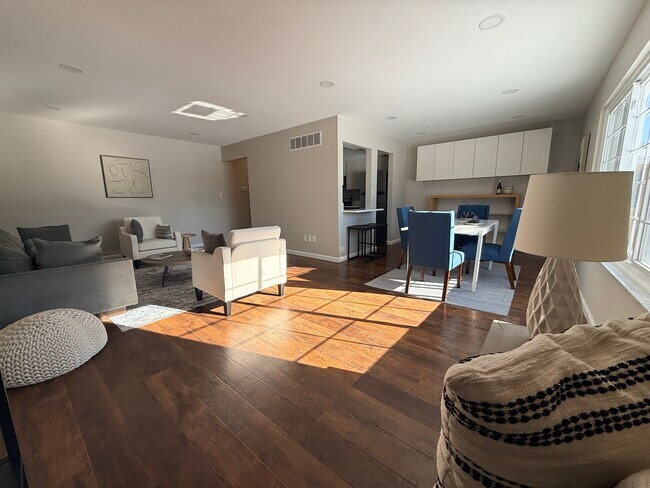 Foto del edificio - 670 E Fox Hills Dr