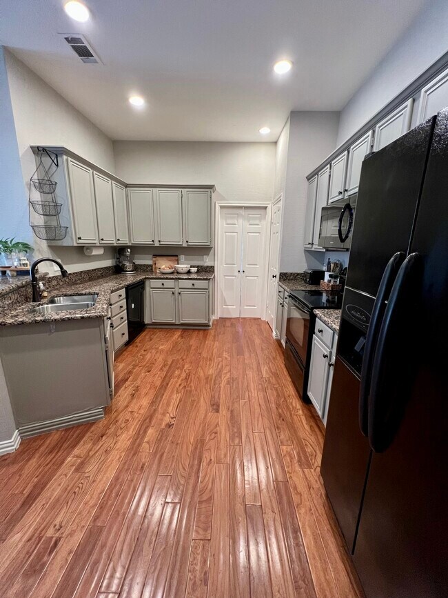 Foto del edificio - 10809 Stone Canyon Rd