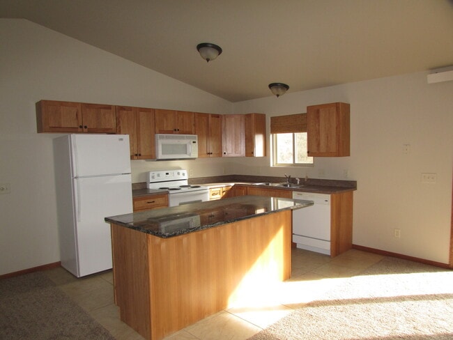 Building Photo - r1350