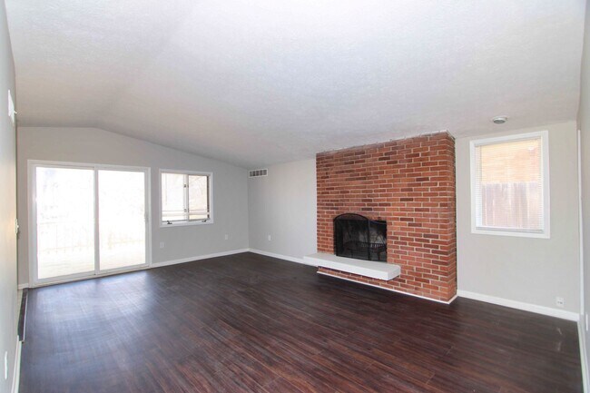 Building Photo - Beautiful 3 bed 1.5 bath home