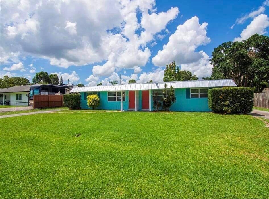 Front (unit on the Right) - 1437 32nd Ave