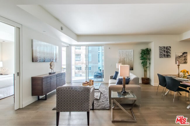 Building Photo - 6250 Hollywood Blvd