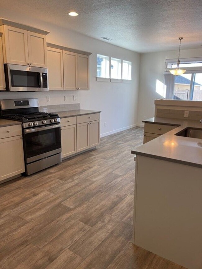 Building Photo - Beautiful, newer home in Redmond!  Fenced yard!  A/C!