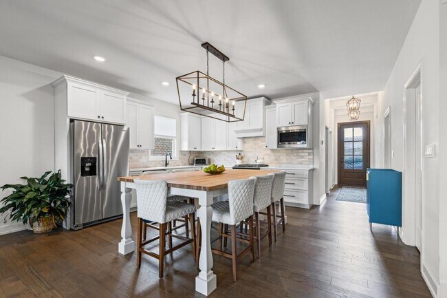 Foto del edificio - 5709 Bower Ln