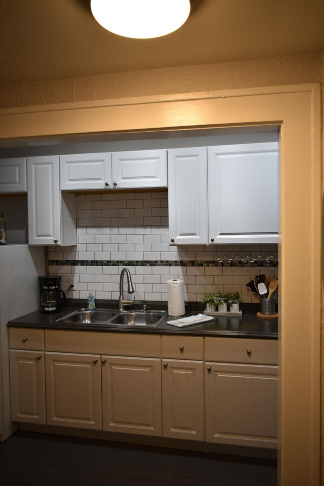 Building Photo - 407 S Melville Ave