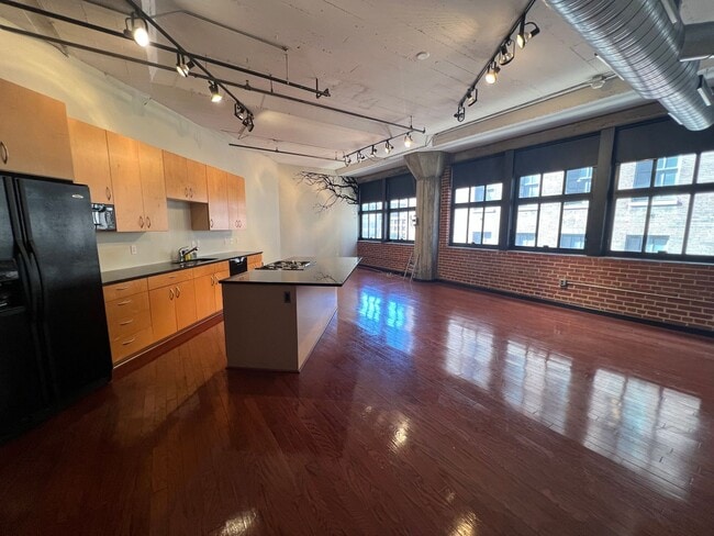 Building Photo - Downtown Living at Its Finest, 2 Bedroom Condo Available Now!