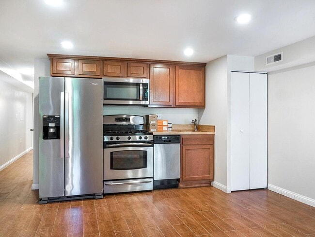 Building Photo - Spacious & sleek LeDroit Park apartment near wine bars & parks