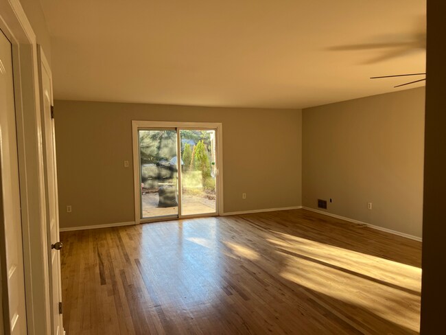 Building Photo - 121 Buttonwood Dr