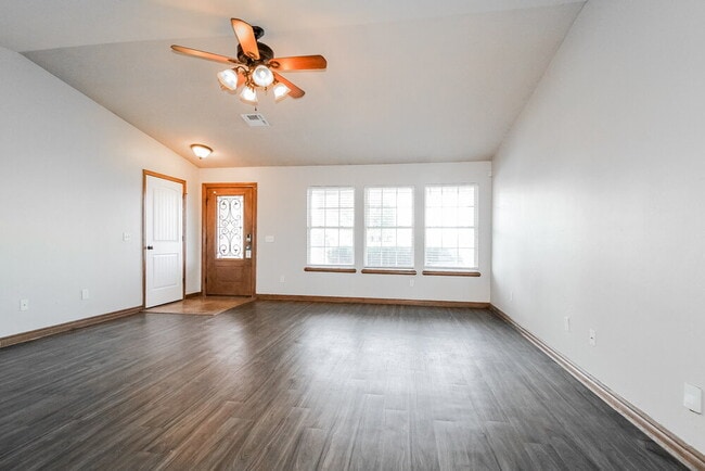Building Photo - 816 Eric Cir