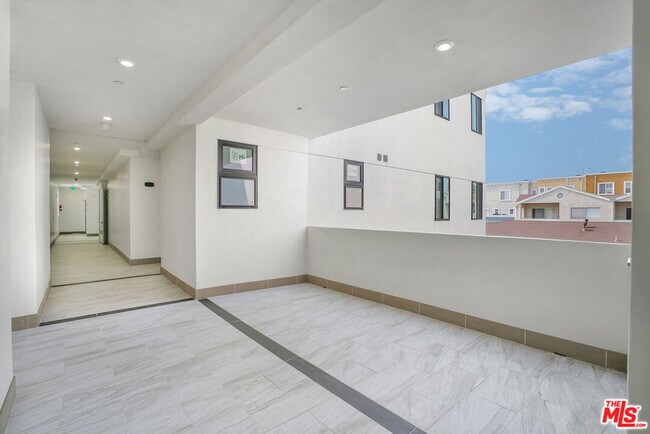 Foto del edificio - 1832 S Barrington Ave