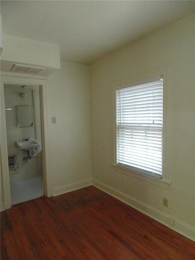 Building Photo - 912 W. 22nd 1/2 St. Unit I