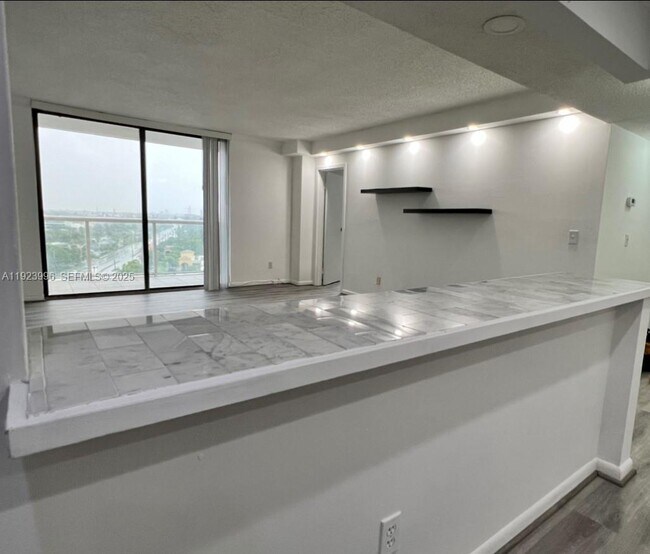 Foto del edificio - 13499 Biscayne Blvd