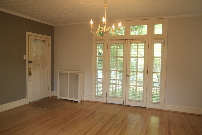 Foto del edificio - 7324 Pershing Ave