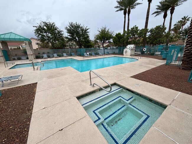 Foto del edificio - Gorgeous 3Bed/3Bath Home in the Gated Gree...