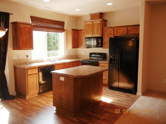 Building Photo - Modern And Convenient Townhouse!