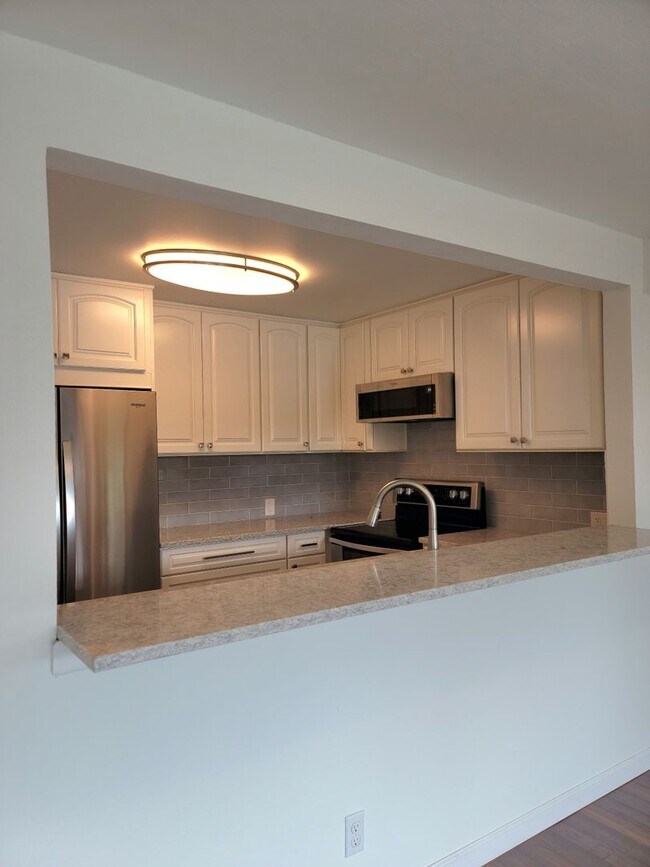 Building Photo - Amazing lower Queen Anne 2-story 2 bed/1.5...