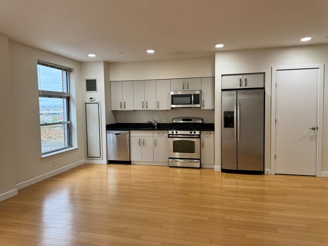 Building Photo - 595 Albany St