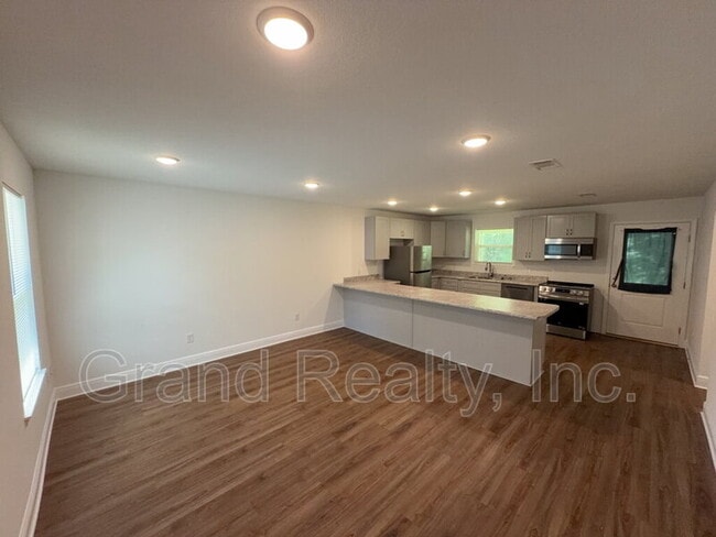 Building Photo - 5098 Bruner St