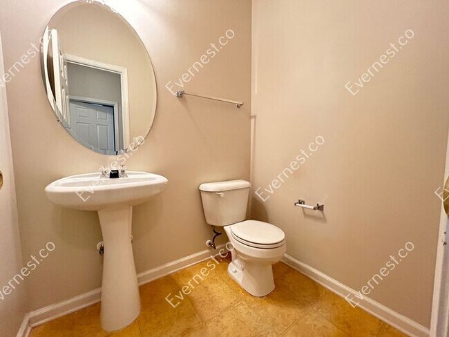 Building Photo - Bright 3-Bedroom Townhome with Ample Space...