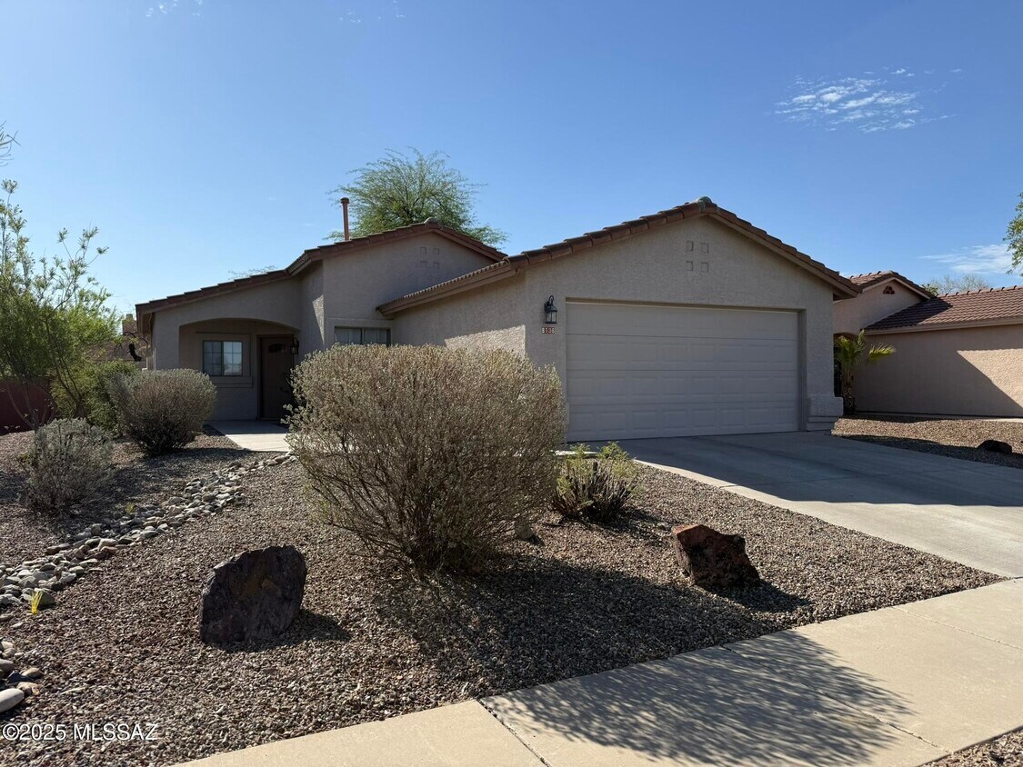 Foto principal - 8136 N Carefree Wy