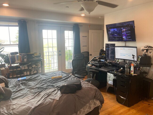 Building Photo - Charming 5 Bedroom-No Broker Fee