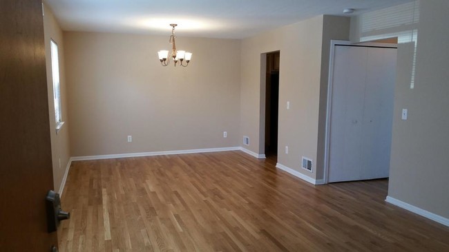 Building Photo - 6881 Country Ln
