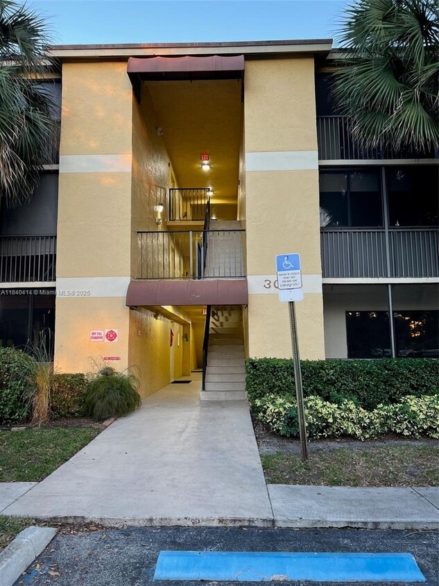 Primary Photo - 3005 N Oakland Forest Dr