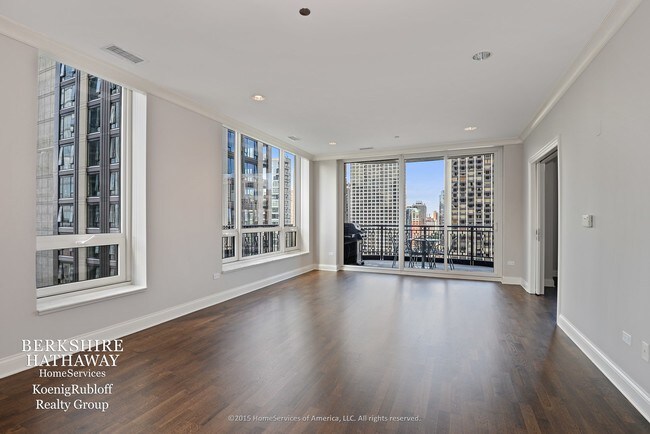Building Photo - 10 E Delaware Pl