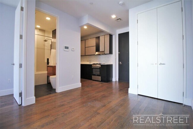 Foto del edificio - Luxury 2 BR in Bushwick with Balcony & Roo...