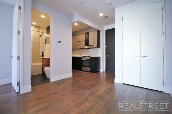 Building Photo - Luxury 2 BR in Bushwick with Roof Deck!