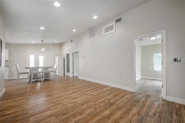 Foto del edificio - 1302 E Louisiana Ave