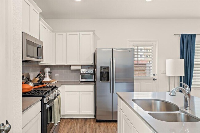 Foto del edificio - 7104 Dancing Wind Ln