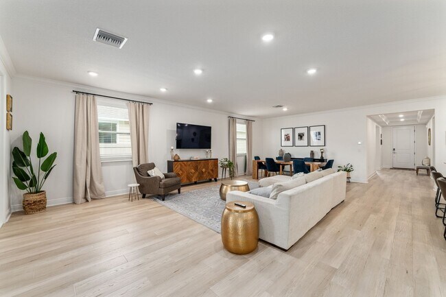 Foto del edificio - Luxurious Nearly-New 4-Bedroom 3-Bathroom Home in Avalon Woods, Newberry, FL