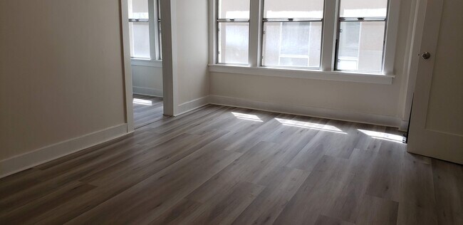 Building Photo - 1026 Ingraham St