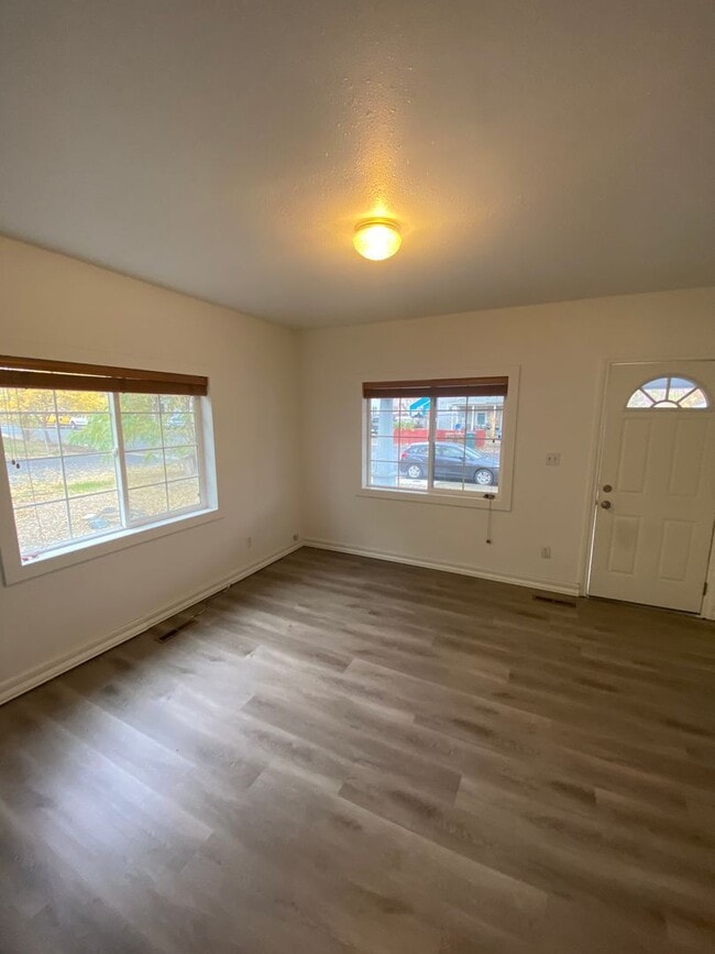 Building Photo - JAK Duplex