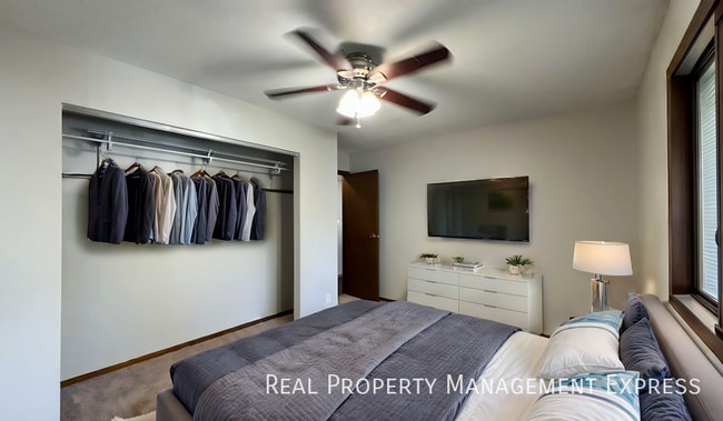 Building Photo - 4 bed 2 bath home with attached garage!