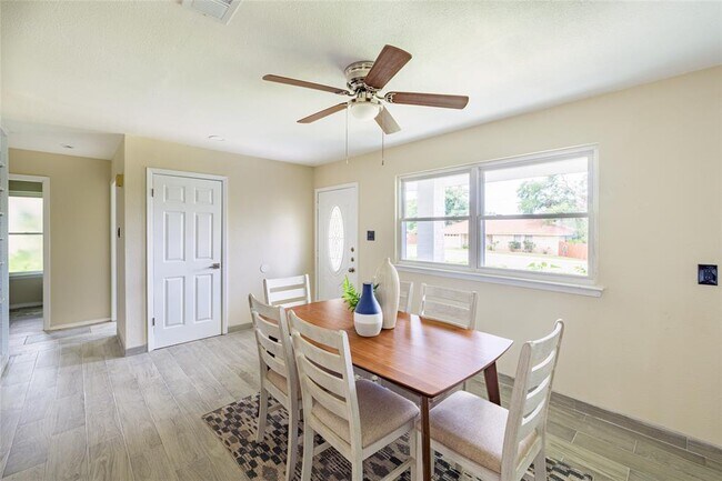 Building Photo - 505 Meadowbrook Dr