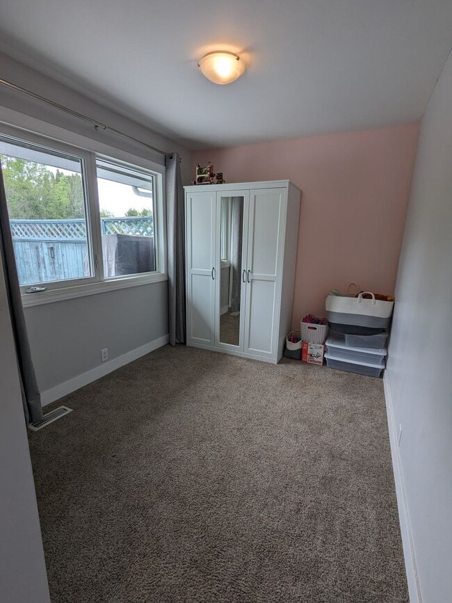 Building Photo - 681-300-681 Vedder Crescent