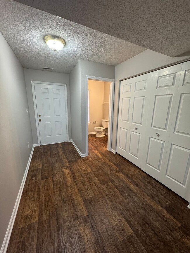 Foto del edificio - 644 Springtree Lane