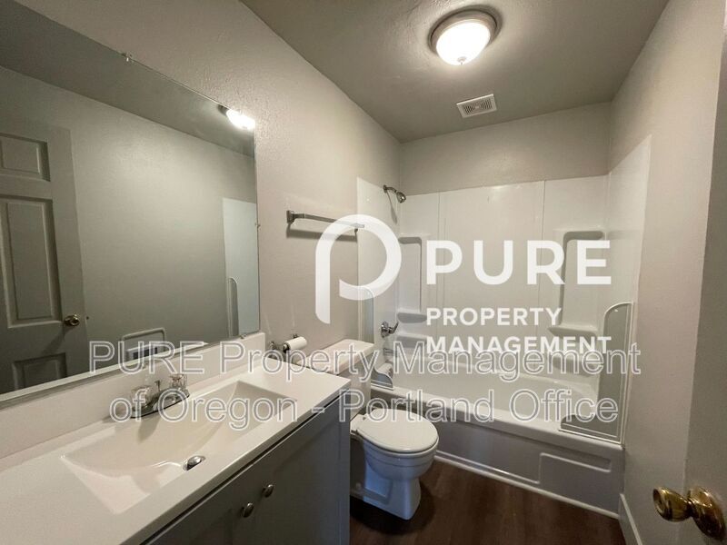 Foto principal - 18411 E Burnside St