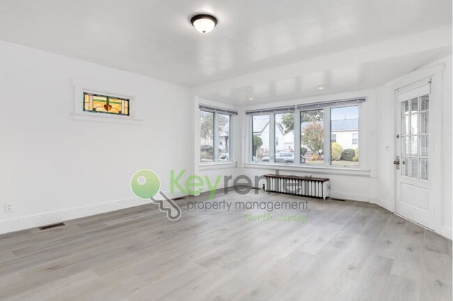 Building Photo - Spacious 3-Bed, 2-Bath First-Floor Unit wi...