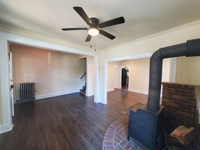 Building Photo - Updated & freshly painted, half duplex wit...